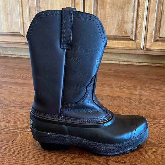 Schnee’s boot - Picture 1 of 16